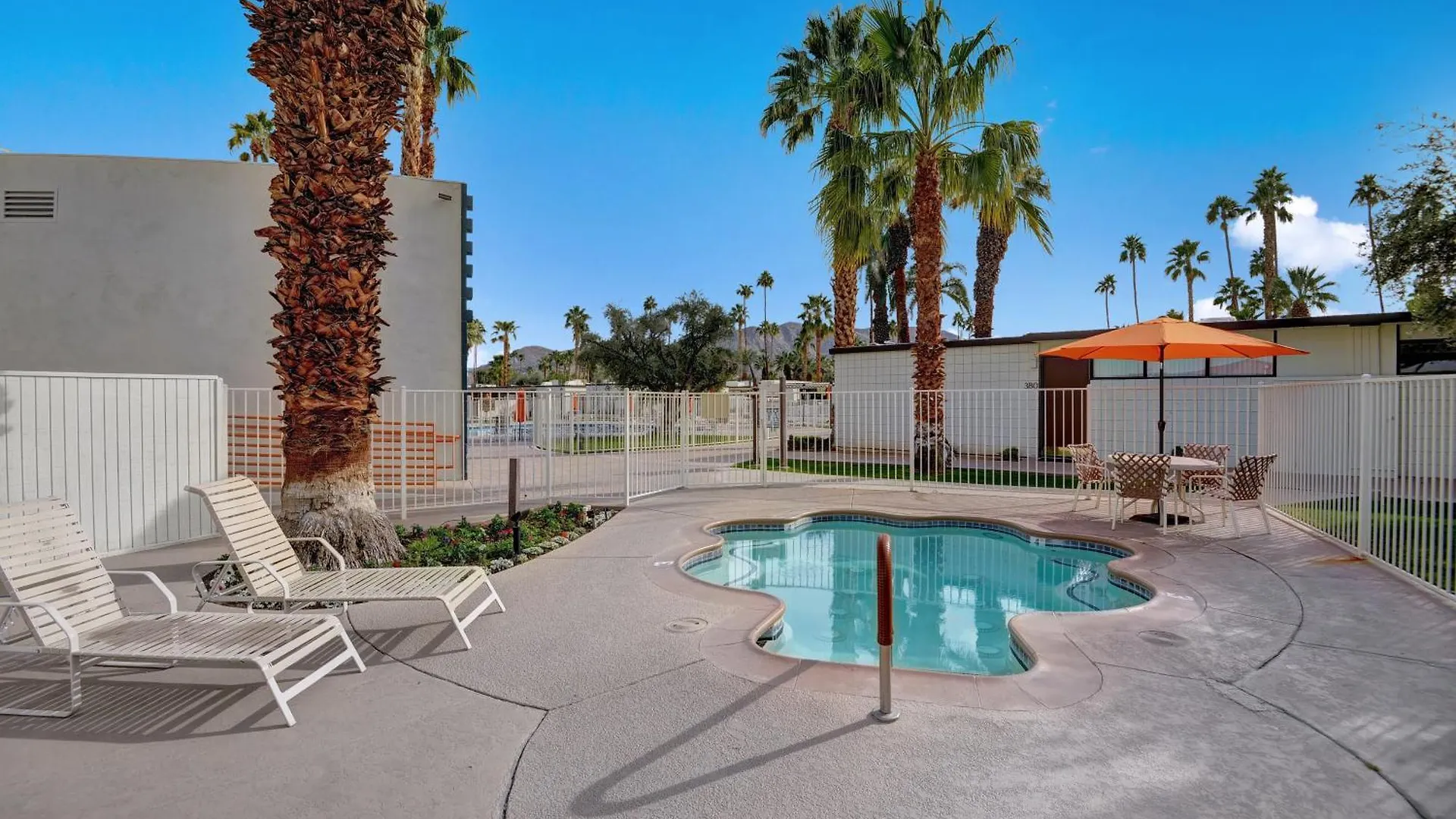 بيت للعطل Ocotillo Turquoise Hideaway By Oranj Palm بالم سبرينغس